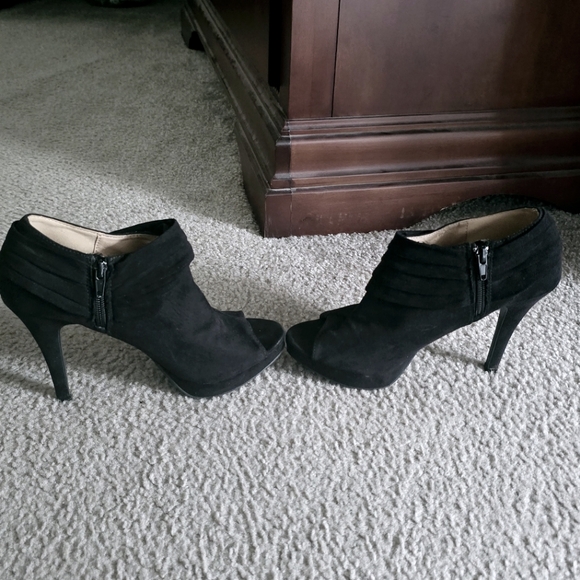 Womens black bootie heels. Size 8 - Picture 1 of 4